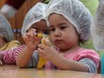 Crianças aprendem a sentir e experimentar as frutas