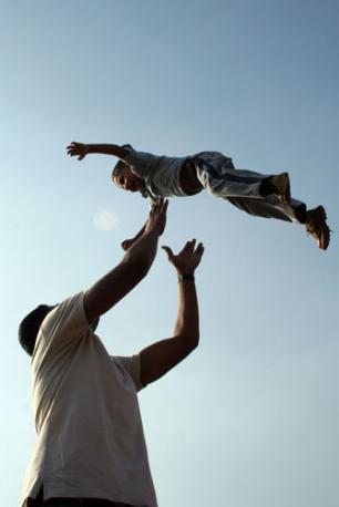Depressão paterna: mudanças físicas e emocionais após o nascimento do bebê são comuns Stock Photos / 