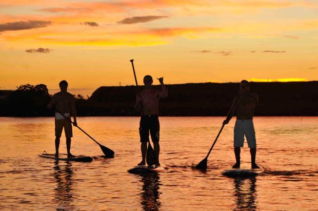 Stand up paddle, mix de surfe e canoagem, é opção de exercício para o verão Márcio Moreira, Divulgação/