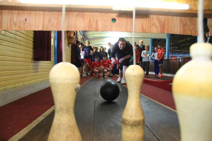 Alunos de Nova Petrópolis aprendem o tradicional jogo de bolão