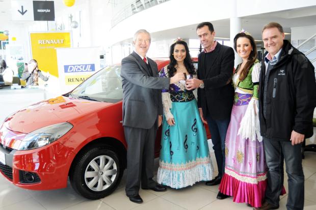 Presidente da Festa da Uva de Caxias do Sul recebe as chaves do carro que será da próxima rainha Luiz Chaves, divulgação/